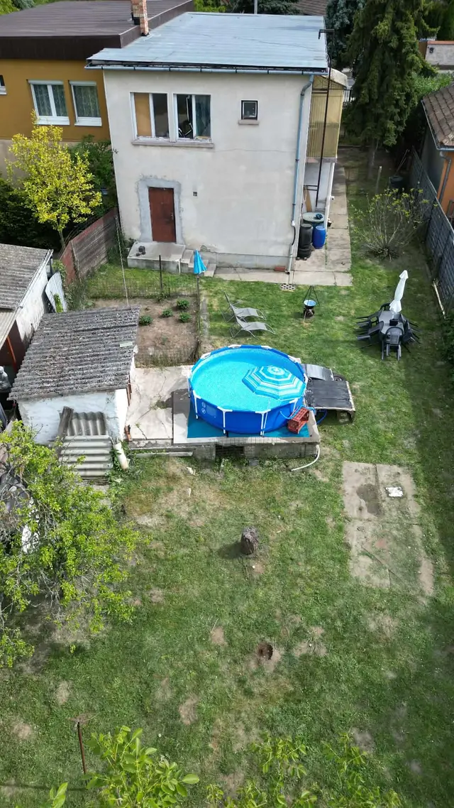 A ház hátsó homlokzata és az 558 m²-es telek drónfelvételen